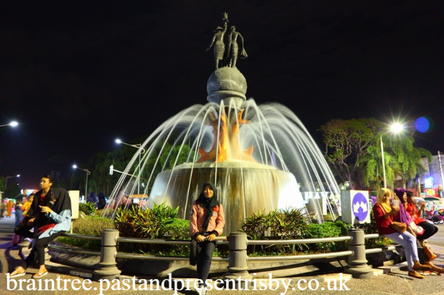 Alun Alun Cilacap: Ruang Publik Bercahaya di Malam Hari